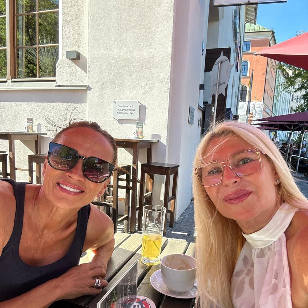Anja und eine Kollegin aus der Beauty-Branche bei Kaffee in der Sonne in München