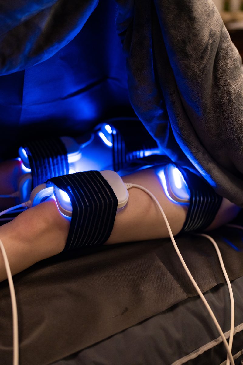 Leuchtende Applikatoren des LIPOSANA3® NEO während der Anwendung